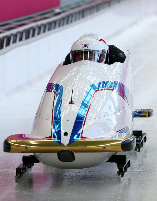 남자 봅슬레이 2인승 국가대표 원윤종-서영우가 17일 오후 강원도 평창동계올림픽 슬라이딩센터에서 훈련하고 있다. 경기는 18∼19일 하루 2차례 총 4차례 주행의 기록을 합산해 최종 순위를 매긴다.